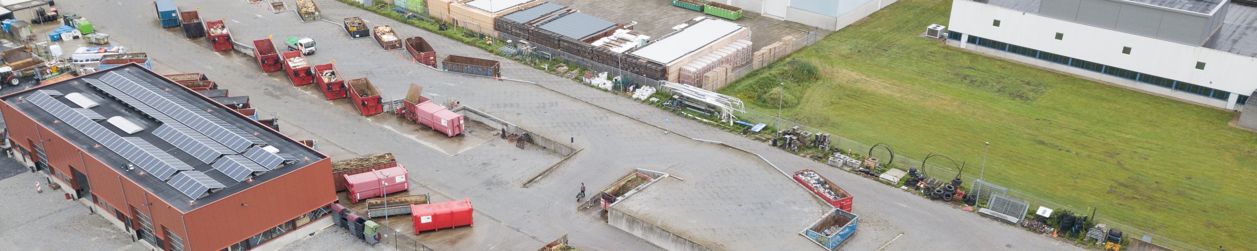 Luchtfoto van containers op het afvalbrengstation