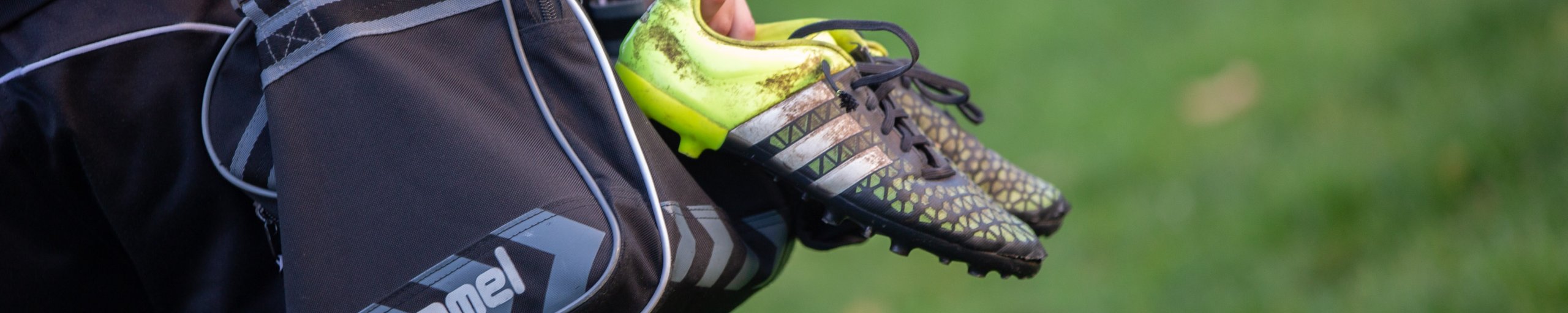 Jongen met voetbalschoenen