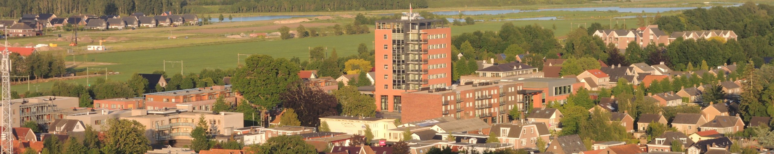 Luchtfoto Wolvega en het gemeentehuis