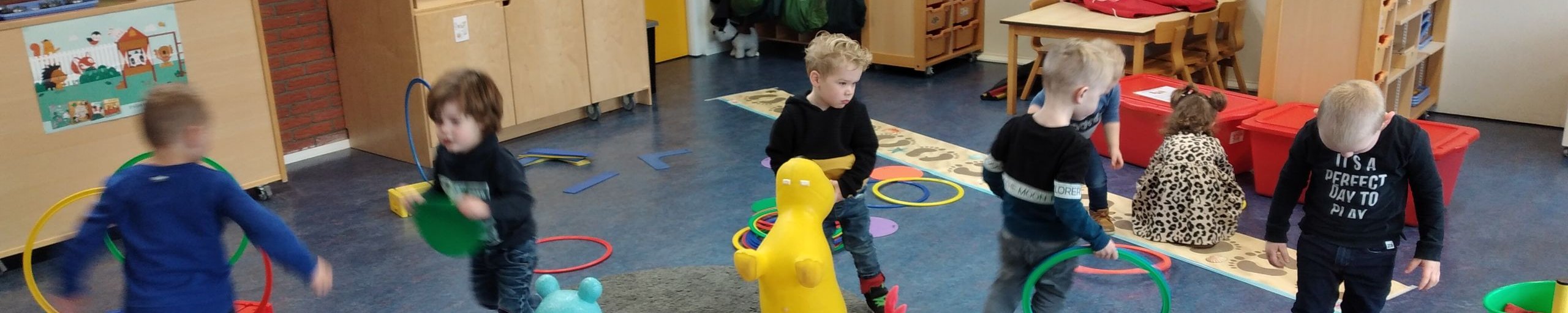 Peuters in beweging met de attributen