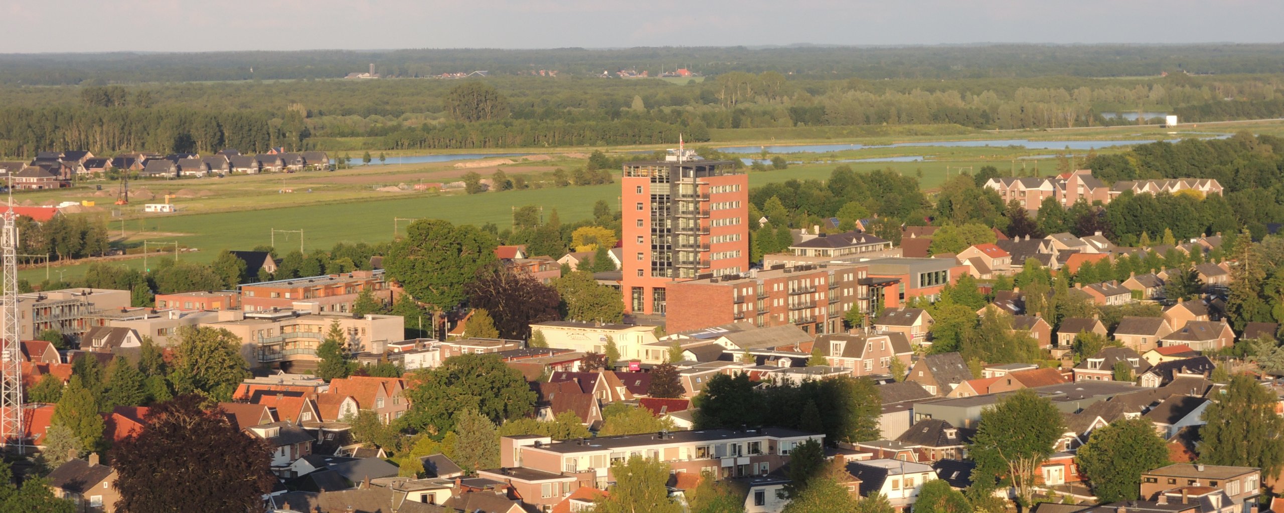 Luchtfoto Wolvega en het gemeentehuis
