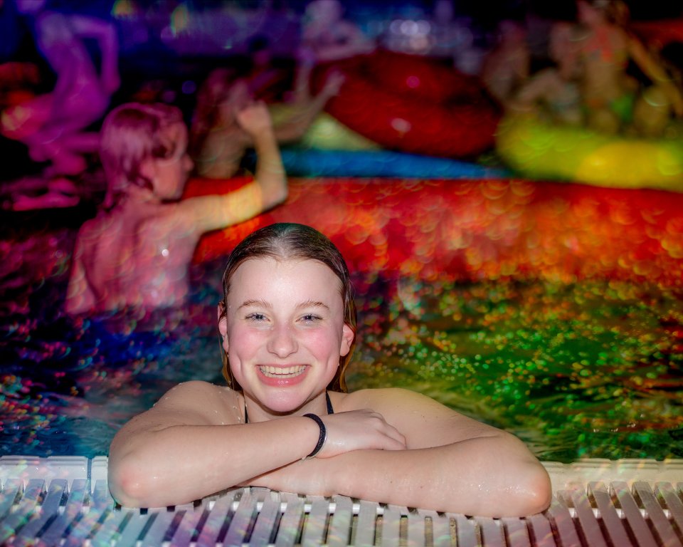Meisje tijdens discozwemmen