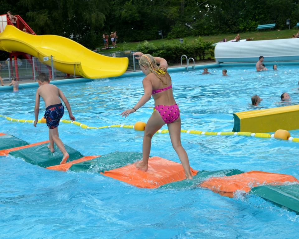 Kinderen spelen in het zwembad