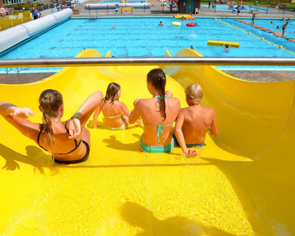 Kinderen op de glijbaan