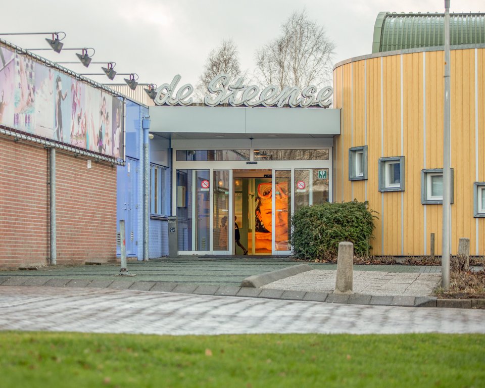 Hoofdingang zwembad De Steense